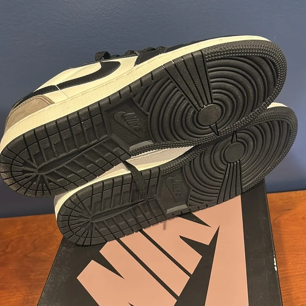 ‼️BNIB‼️ Nike air Jordan 1 retro low OG mocha